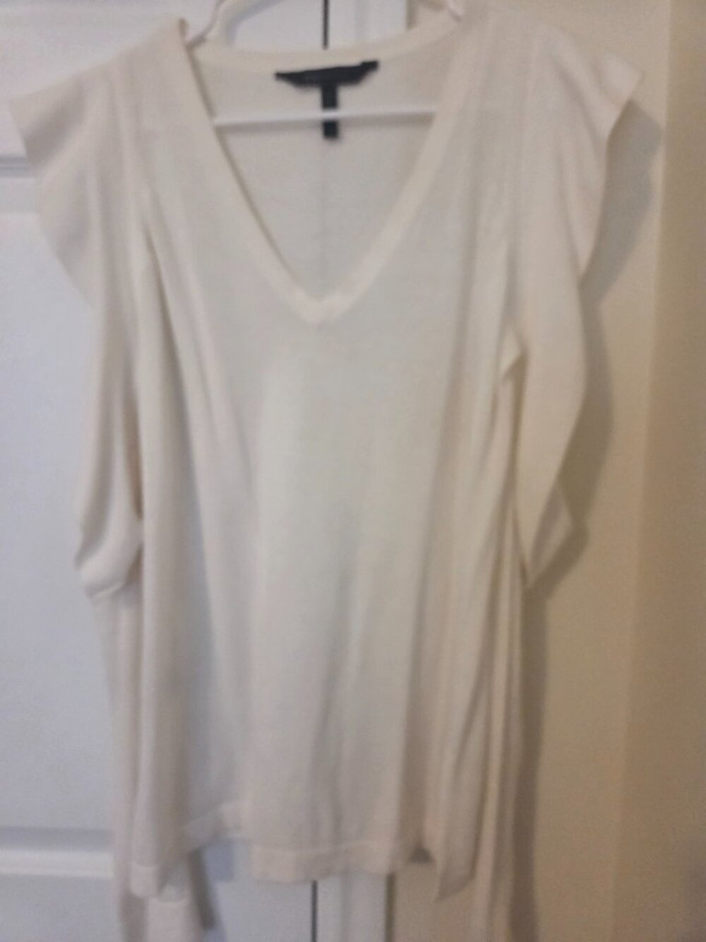 BCBGMAXAZRIA Ivory Cream V-Neck Cold shoulder Top Small